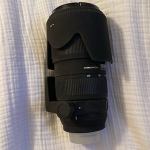Sigma 70-200mm f/2.8 APO EX DG HSM OS FLD Large Aperture Telephoto Zoom Lens